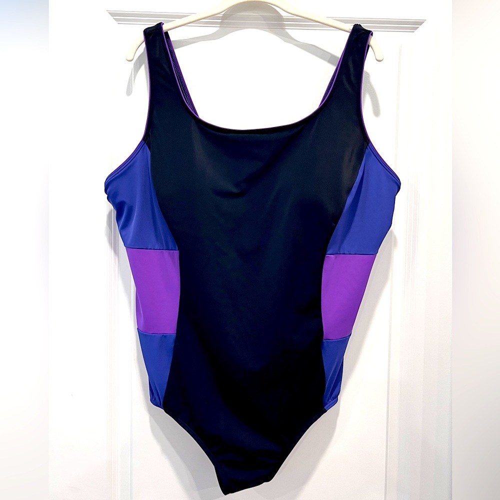 Land’s End One-Piece Swimsuit Scoop Neck Soft Cup Sporty Size 24W